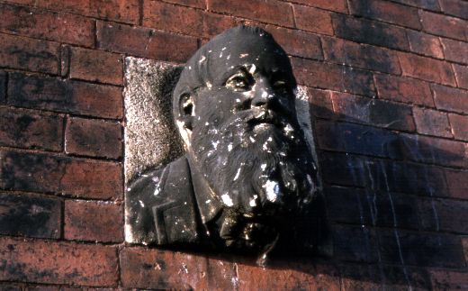 The carved head of Joseph Marsland on the almshouses that he paid for. [Click here to open image in popup]